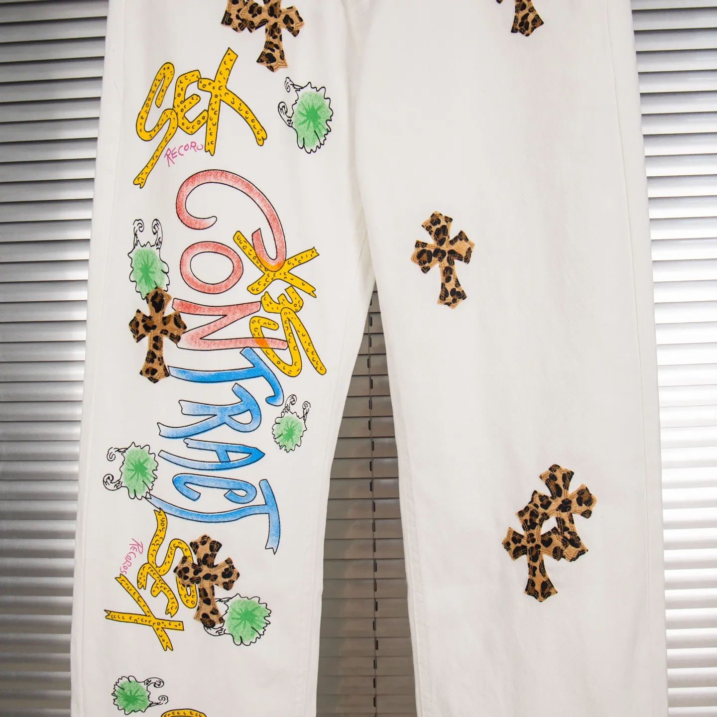 P240 Chrome Hearts & Chrome Hearts high street jeans with leopard print and vintage graffiti paintings on a white background. Chrome Hearts are the most popular pants in color. Made of beaded canvas fabric, heavy washing makes the upper body of the fabric more textured and the pants are tall and straight! The three-dimensional cutting of the whole trousers is a masterpiece! The hardware is customized by zp. The beaded canvas fabric is thick and soft after being washed. It has good breathability. Customized small leather label. Unique design. The details are simple and elegant, and the workmanship is exquisite. The whole trousers are neatly routed and the details are in place! Trendy people have been disappointed. From the quality selection of fabrics, the tailoring of details, and the matching of patterns, everything is impeccable! The upper body is so handsome when worn...it can be easily worn by men, women and children! The craftsmanship is made of heavy-duty washed pure cotton denim fabric. After washing, it is soft and thick. It is very stylish when worn on the body. Style number: 1782# Color: white Size: 28 30 32 34 (S-XL)